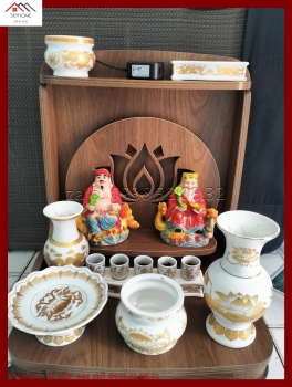 Ruồi đậu trên bàn thờ Thần Tài